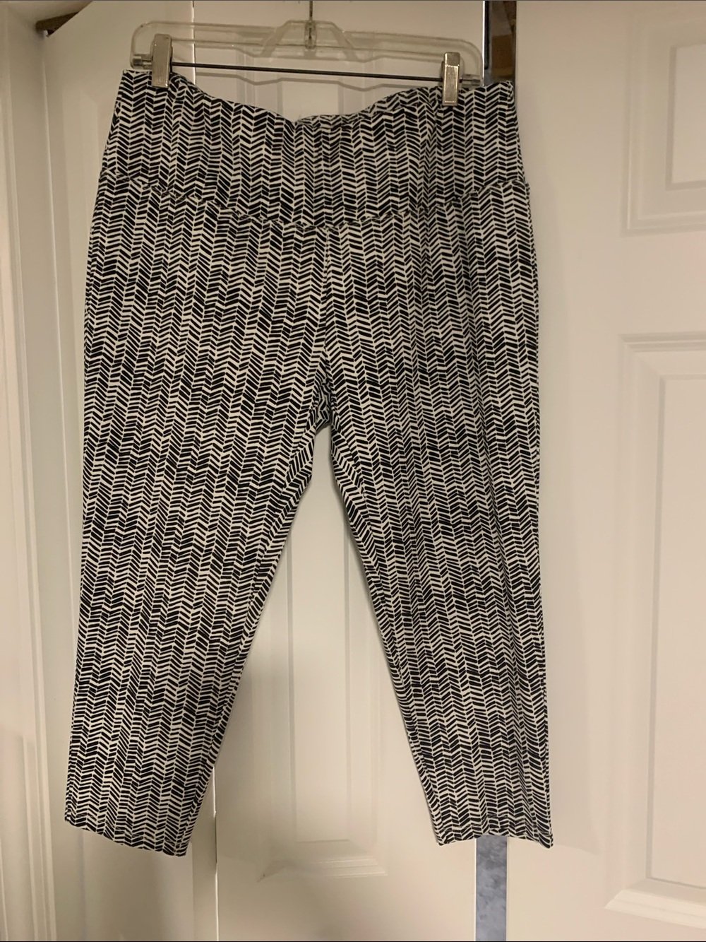 Black & White Chevron-Print Pull-On Capris
